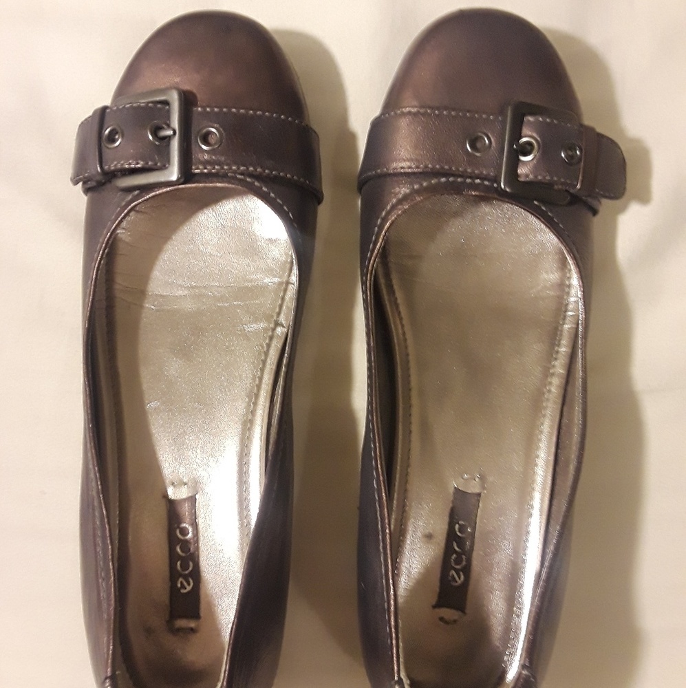 Metallic flats with buckle